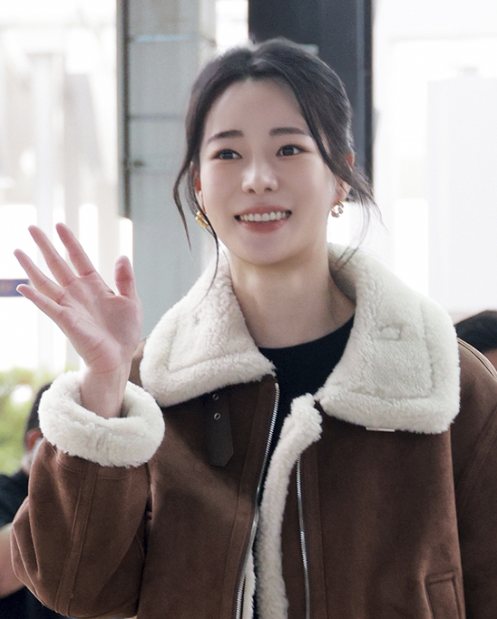  연예인 공항 패션의 정석을 보여준 임지연의 비건 레더 가죽 여성 무스탕 코디 추천