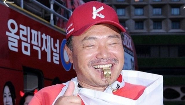 ‘<b>윤석열 지지</b>’ <b>김흥국</b>, “대통령 지켜라” 댓글에 ‘좋아요’