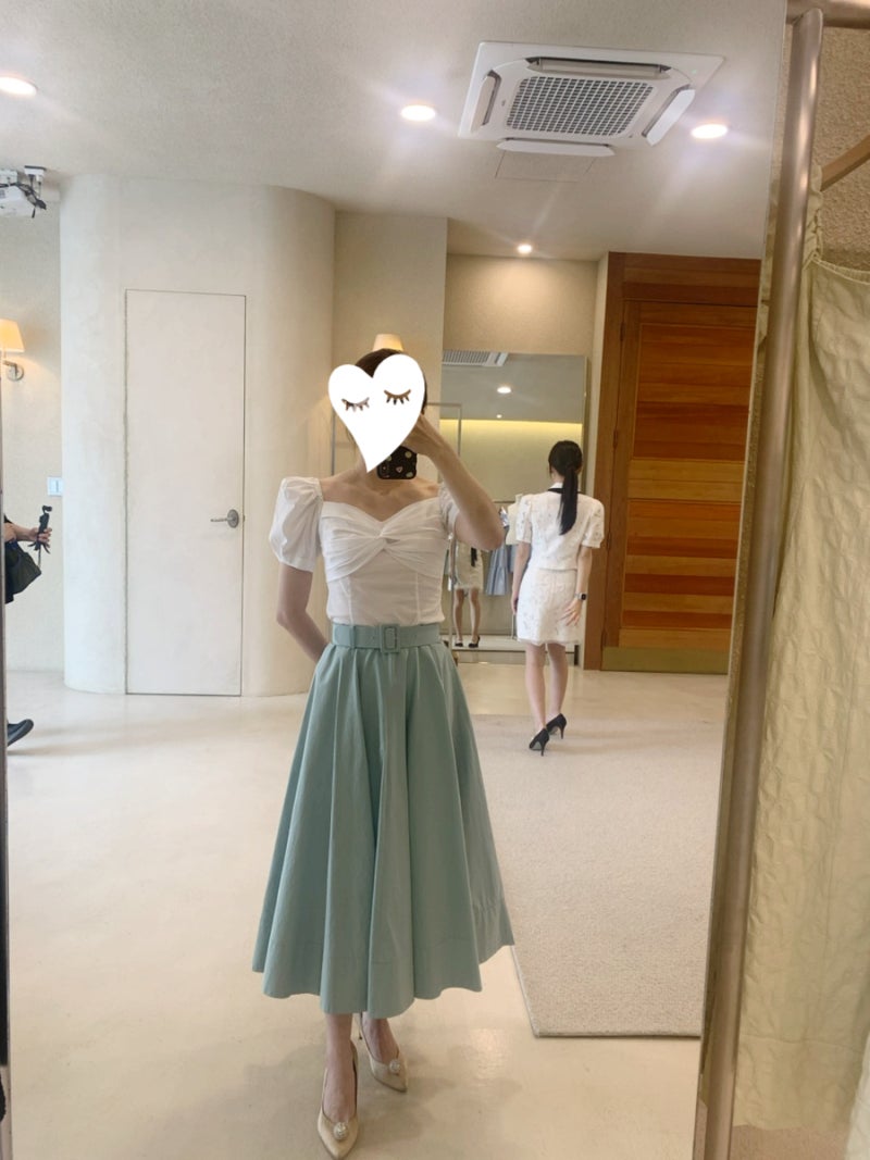 브라이드앤유 쇼룸에서 웨딩 촬영 원피스 및 피로연 원피스 피팅