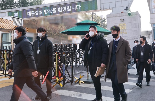 <b>대통령실 압수수색 경찰</b>, 경호처와 3시간 넘게 <b>대치</b>