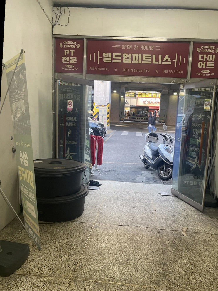  성수 맛집 투파인드피터, 신혼부부의 여유로운 점심과 다양한 와인 선택의 매력
