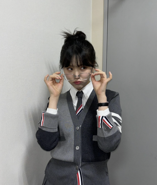  여자 연예인의 인기 명품 브랜드 중 하나인 톰브라운 가디건 & 플리츠 스커트 셋업 패션