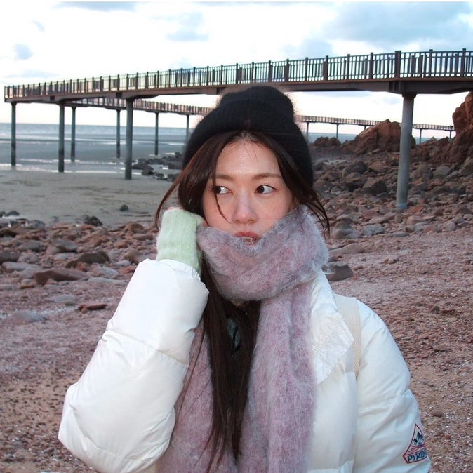 퓨어한 느낌 정소민 패딩과 목도리가 다한 코디