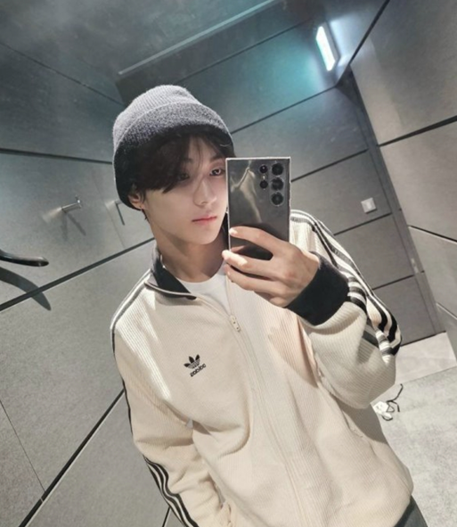  엔하이픈,양정원 아디다스 저지로 추운 윈터 남친 패션 완성