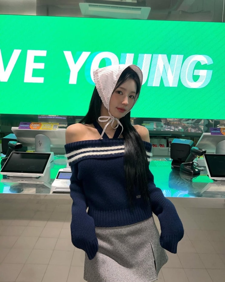  (여자)아이들 미연의 매력적인 오프숄더 스웨터 코디 – Kijun Tied Off-Shoulder Knit Top