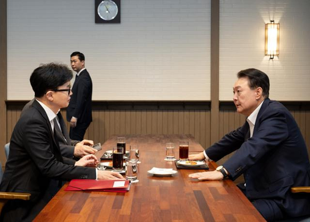 <b>한동훈</b> '<b>탄핵</b> 찬성' 입장 밝힌다... 尹, '조기 퇴진' 제안 거부