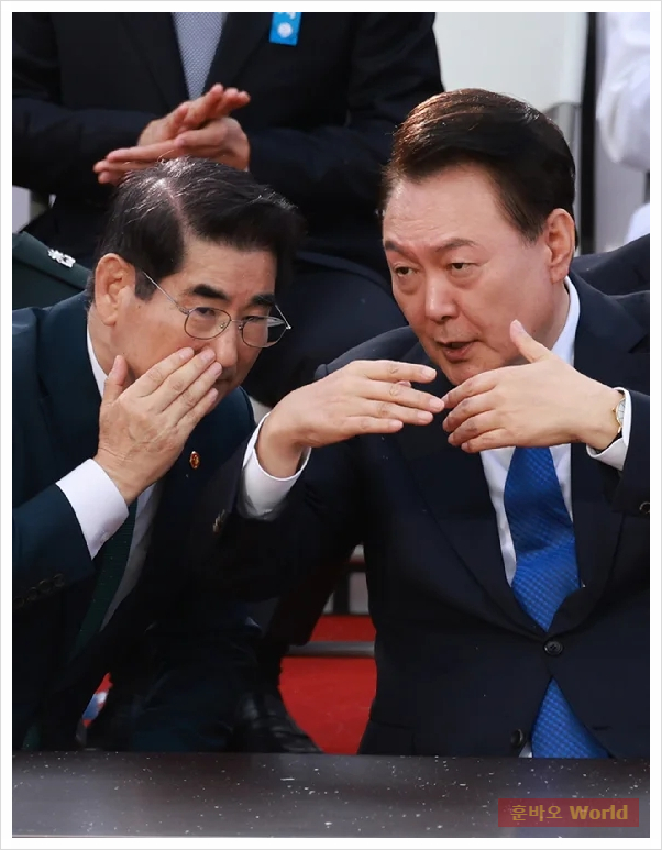 만에 열린 <b>계엄 국무회의</b>? 윤 대통령 <b>계엄</b> 선포 과정의 <b>흠결</b> 논란"