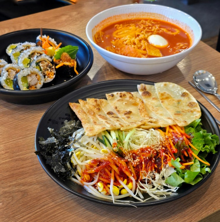  서울대입구역 맛집 | 싸다김밥 - 24시간 영업하는 샤로수길 혼밥 분식집