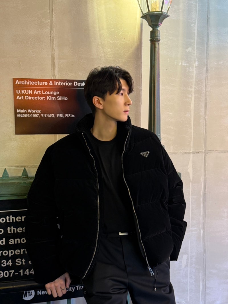 프라다 패딩 코디 !남자 프라다 벨벳 패딩 프라다삼각로고크롭하이넥패딩남성자켓