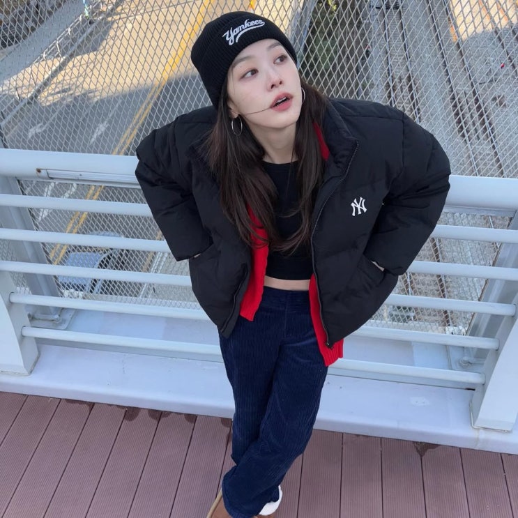  배우 이주명의 힙한 겨울 패션 코디 MLB 커브 패딩 NY(Black)