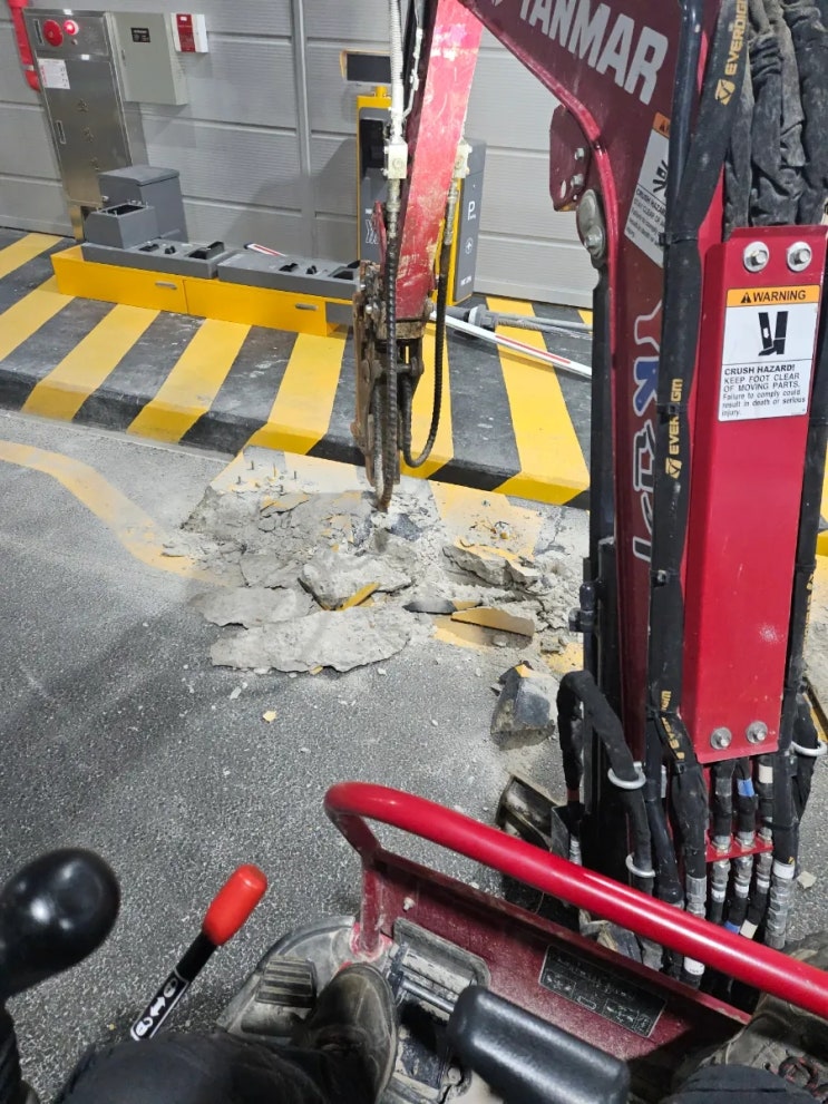  김포한강신도시 미니포크레인 물류센터 주차장 차단기 패드철거 이전 017뿌레카작업(허니미니중기)