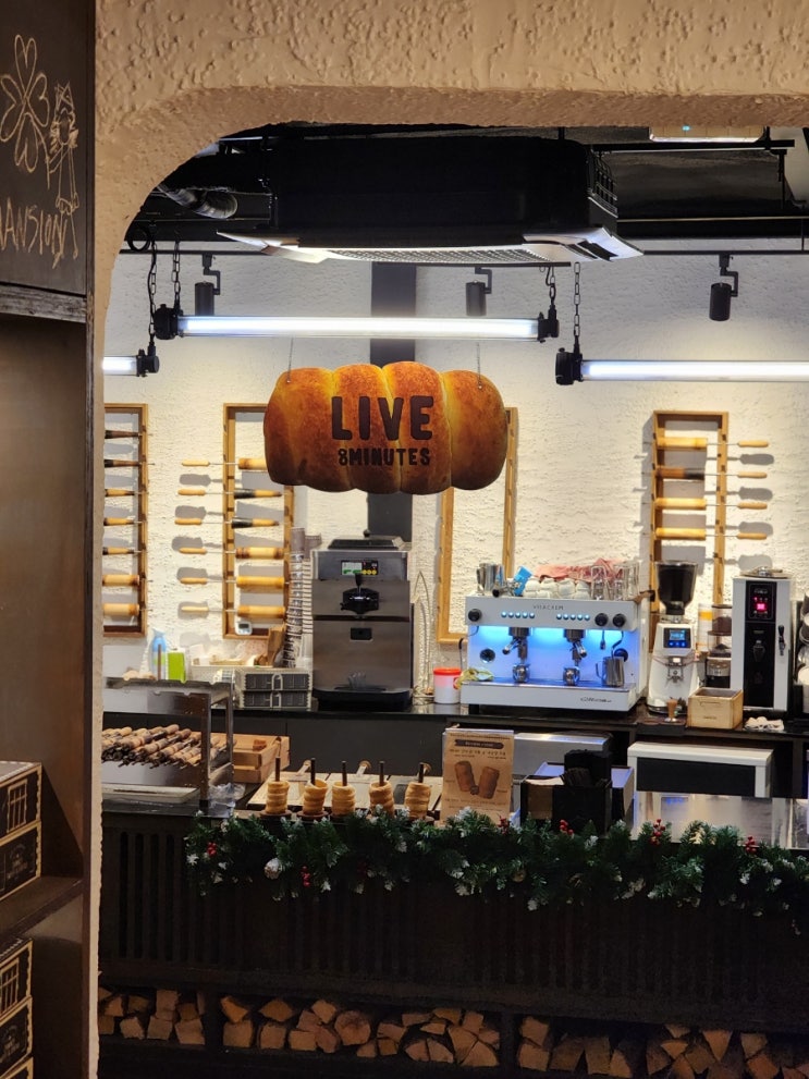  홍대 이색 카페 데이트 굴뚝빵 베이커리 침니맨션