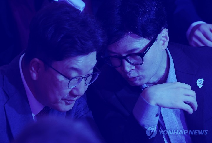 한동훈 “탄핵 찬성해야"/<b>권성동</b> “<b>탄핵</b> 반대가 현재 당론”