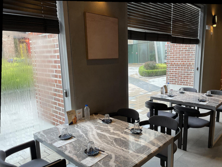  판교 가족 모임, 엠오엠의 스키야키와 신선한 해산물