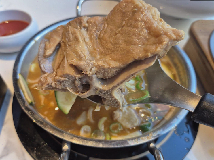  육즙 가득한 목살이 인상적인 배곧맛집, 함돈 배곧직영점