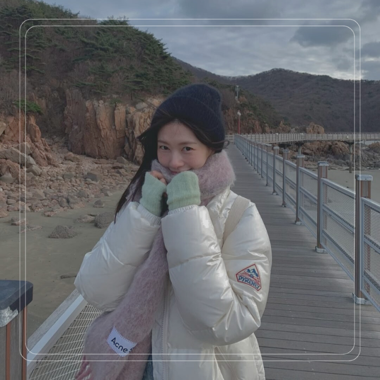 겨울 정소민 트렌디한 스타일링 피레넥스 패딩과 아크네스튜디오 핑크 머플러