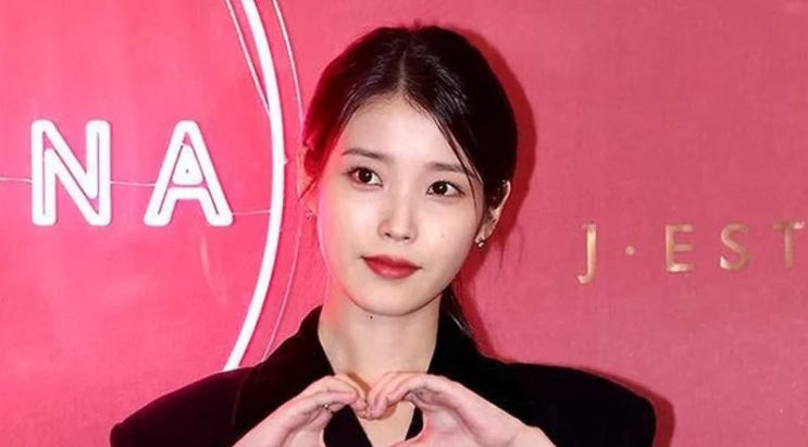가수 <b>아이유</b>, <b>탄핵집회</b> 참석 팬들 위해 역조공…"빵·도시락... 