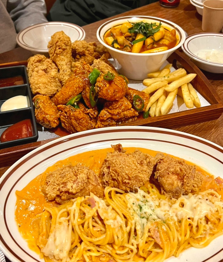  수원 인계동 치킨 맛집 : 가성비와 분위기가 좋은 닭장맥주에서 치맥 데이트 후기