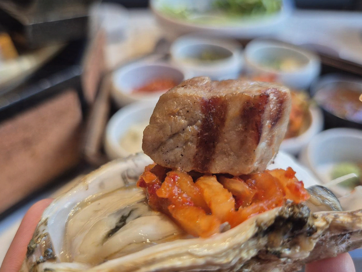  함돈, 제주 오겹살의 맛을 가족과 함께 나누다