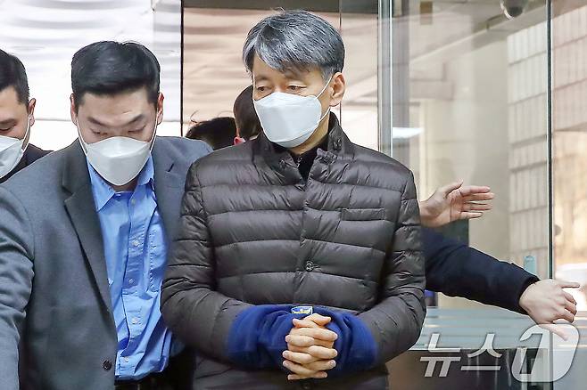 <b>영장심사</b> 출석한 조지호 경찰청장…'묵묵부답'
