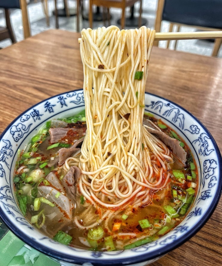  중국 칭다오 자오둥 공항 수타면 우육면 맛집 陈香贵牛肉面