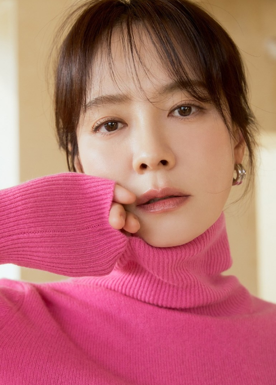  40대 여성 패션으로 목까지 따스하게 덮어줄 LBL 캐시미어 목폴라 니트로 완성한 송지효의 터틀넥 추천