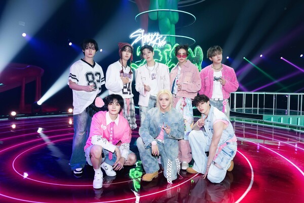 <b>스트레이</b> 키즈, 美 '2024 빌보드 뮤직 어워즈' 2년 <b>연속</b> 수상... 