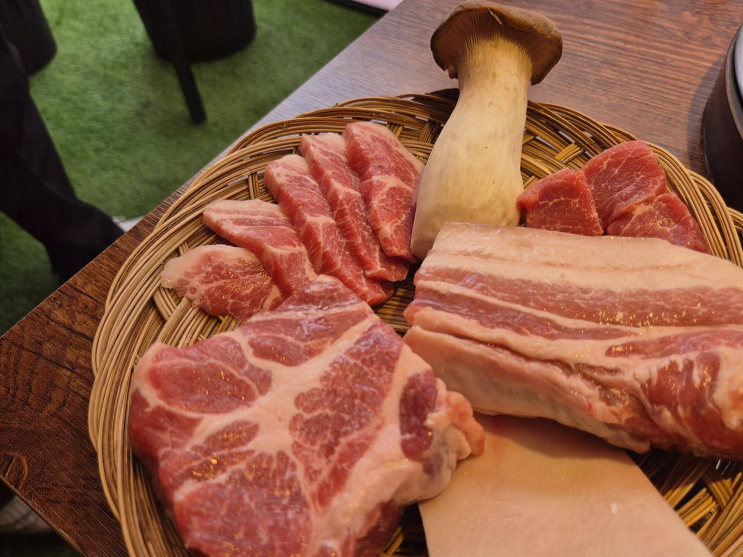  정왕동맛집 함돈 정왕본점, 육즙 가득한 목살과 특별한 반찬의 조화