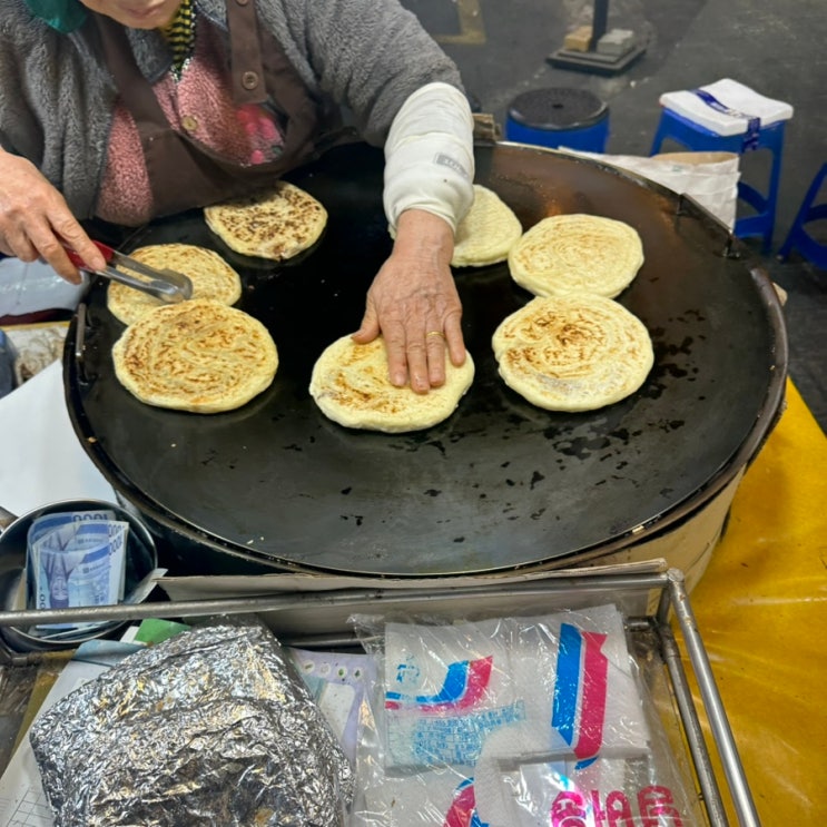  신당역 서울중앙시장 구경하다 할머니의 기름기 없는 담백한 정성가득 신당동 명물 호떡 먹어본 리뷰.