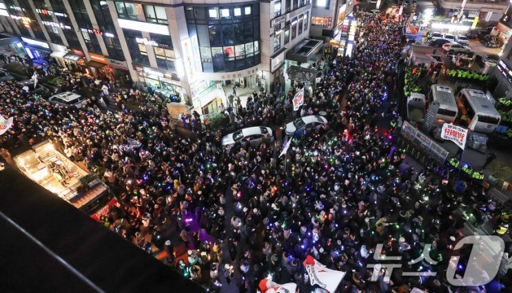 <b>홍준표</b>, 윤 대통령 <b>탄핵</b> 반대…“<b>내란죄</b>로 감옥 보내는 건 과해”