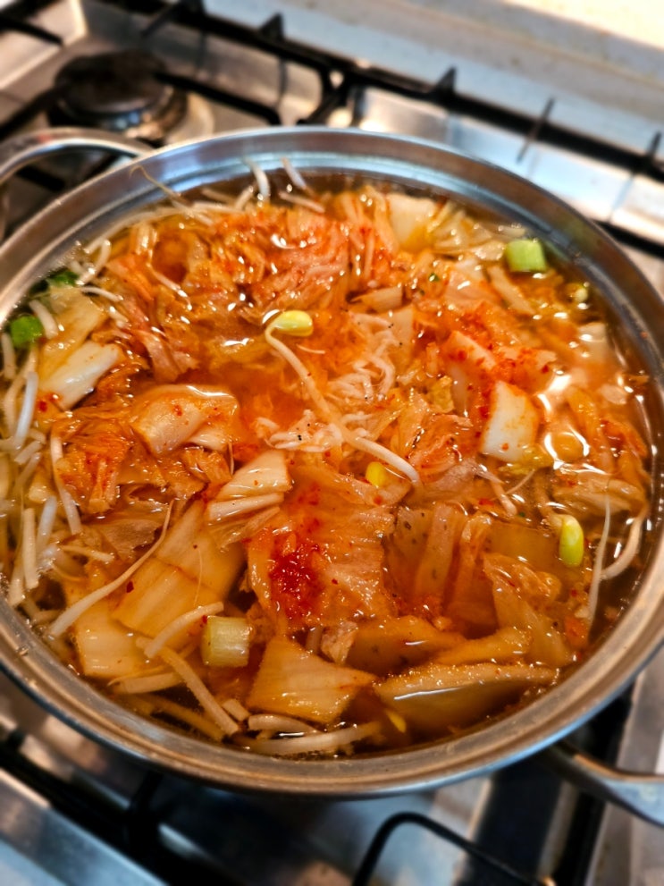  간만에 다신 물 내서 콩나물국 , 된장 칼제비