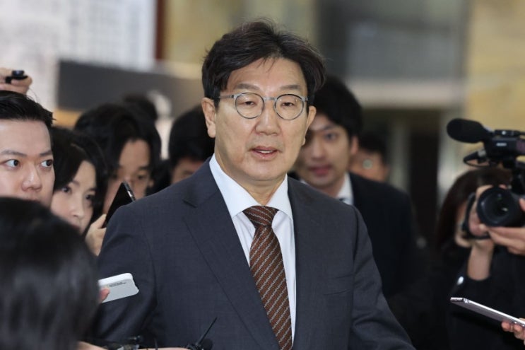 속보] <b>권성동</b> "개인 의견 전제로 <b>표결 참여</b> 제안…당론 변경... 