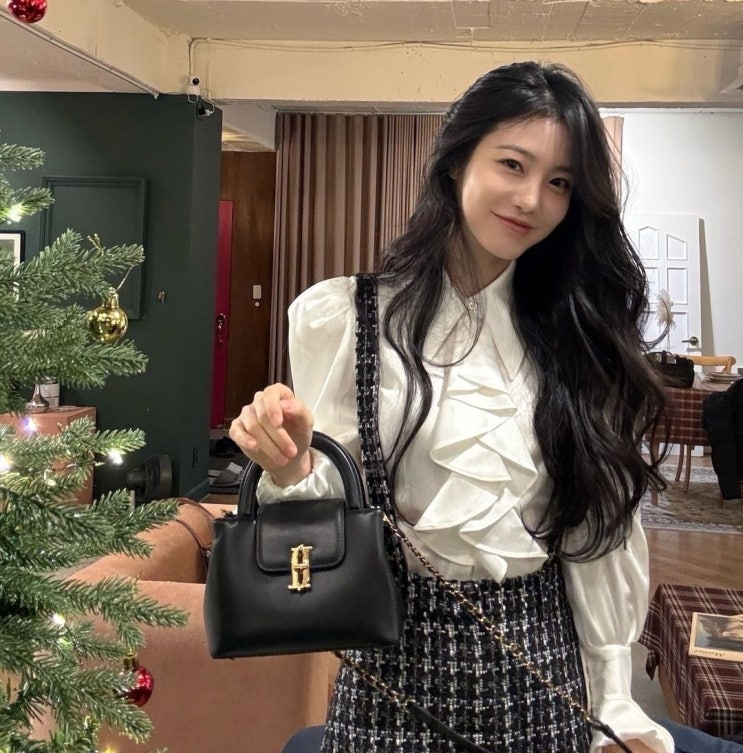  신예은의 우아한 연말 파티 룩을 완성하는 제이에스티나 토트백