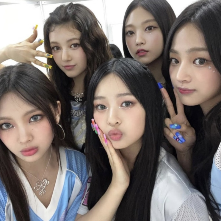 <b>뉴진스</b>, '뉴진즈' SNS 론칭 새... 열자마자 <b>탄핵 집회 선결제</b>... 