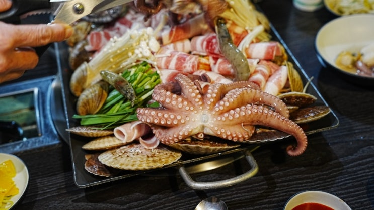  [속초 맛집] 여기가 찐이다! 속초 등대 앞 문어맛집 '문어랑'  쫄깃한 문어에 푸짐한 해산물까지! (2024 최신)