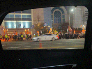 울산 롯데백화점 앞 <b>윤석열탄핵</b>집회 <b>행진</b> 241213