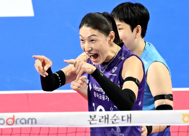 기업은행을 3대 0으로 꺾고 14<b>연승</b> 행진을 이어나간 <b>흥국생명</b>