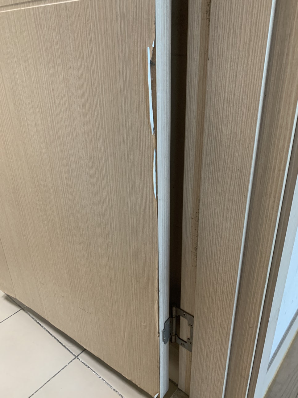 썩은 화장실문 물먹어서 불어터진문 부분 보수 시트지 시공