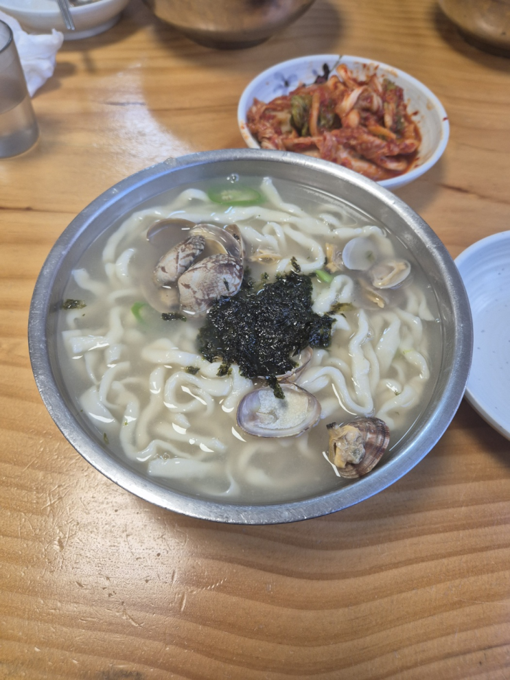  [서초구 서초동] 임병주산동칼국수 (바지락을 필두로 김가루 고추의 힘을 받아 만들어내는 미슐랭 칼국수, 근데 겉절이가 주인공인)