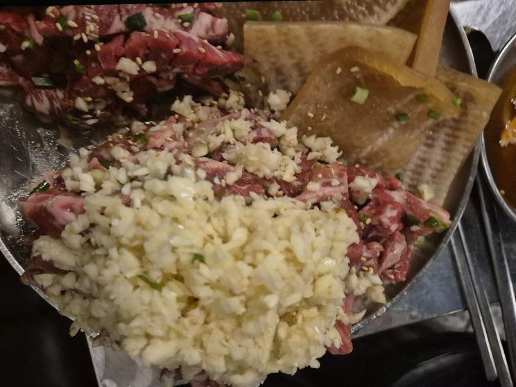  목포에 가면 꼭 들러야 할 맛집, 김연탄에서 소갈비살과 삼겹살의 진수를 맛보세요!