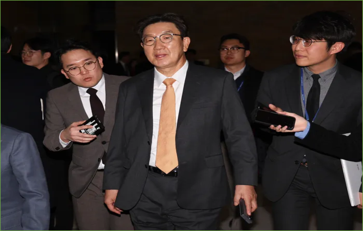 <b>권성동</b> 국힘 원내대표 “탄핵안 표결 <b>참여</b>하자”
