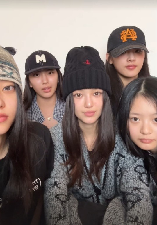 <b>뉴진스</b>, 새 계정 '뉴진즈' 개설… <b>탄핵 집회</b> 팬들 위한 <b>선결제</b>... 