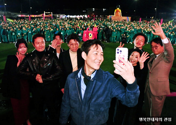 팬 모여, 시사회와 팬 이벤트가 열렸다(<b>이정재 이병헌</b> 양동근)