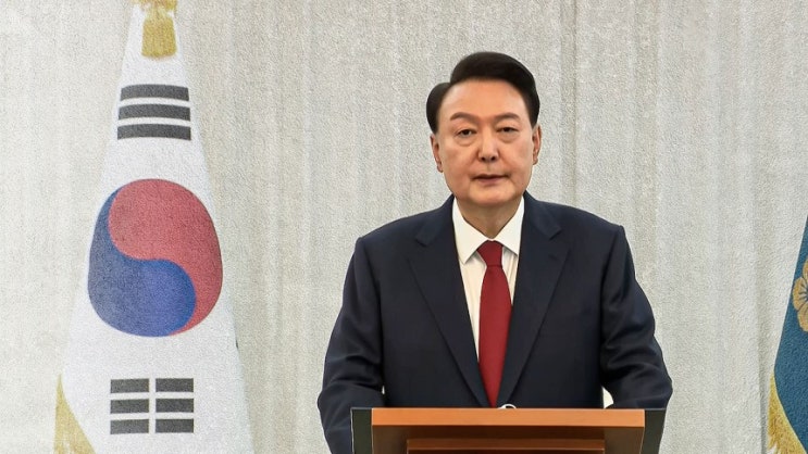 미 언론 "<b>윤 대통령</b> <b>도박 실패</b>…권력 정점서 충격적 몰락"(2024)