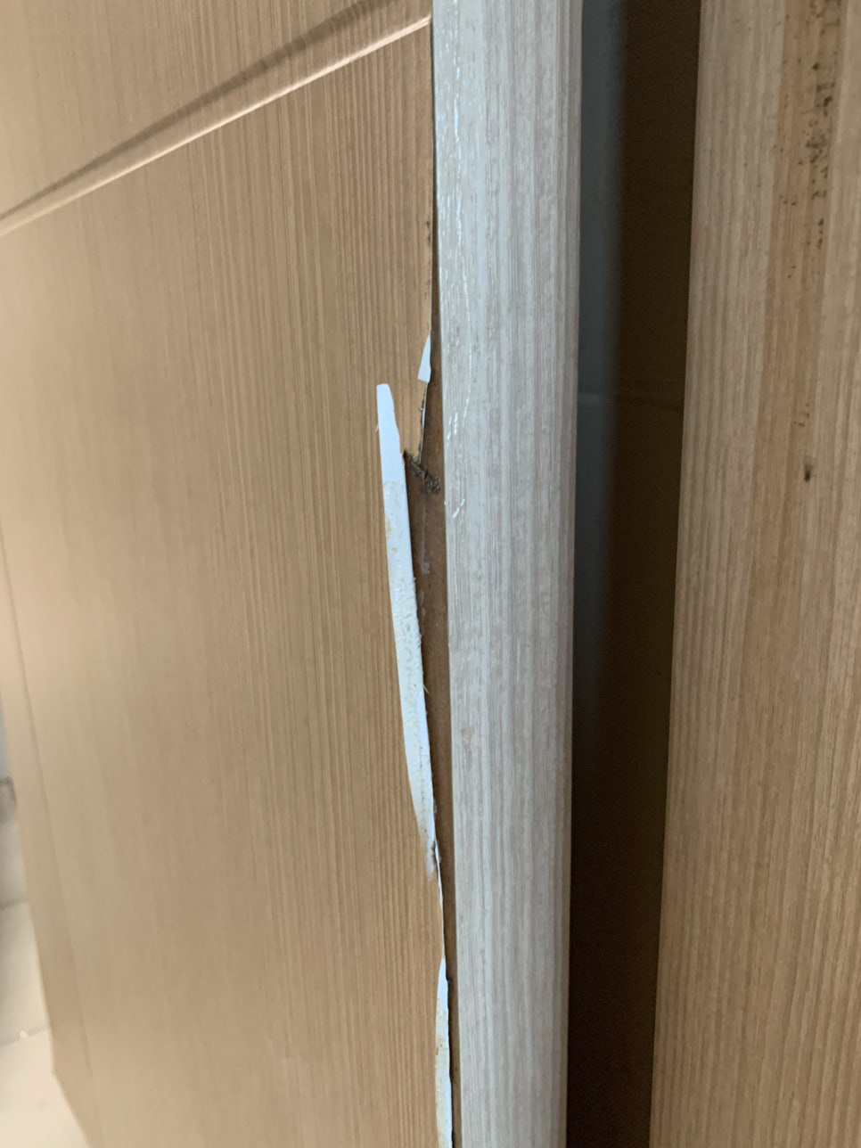 썩은 화장실문 물먹어서 불어터진문 부분 보수 시트지 시공
