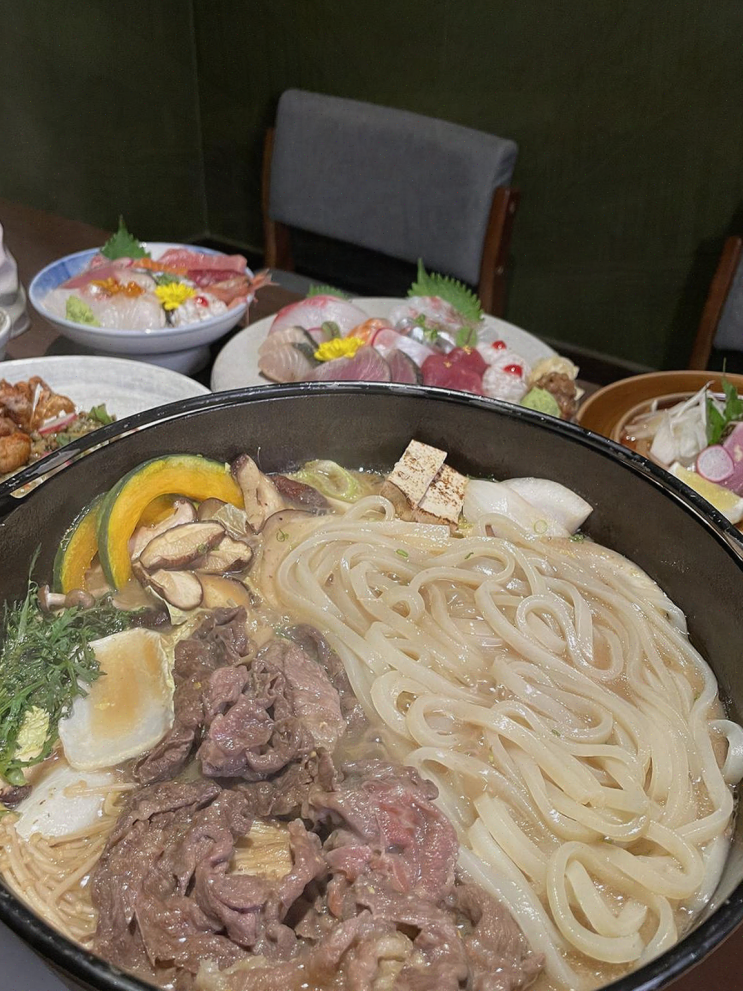  판교 현대백화점 맛집 엠오엠, 친구들과의 따뜻한 스키야키와 와인