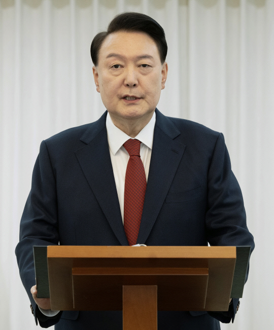 반성 없는 尹, 탄핵안 가결돼도 임기 내 성과 자화자찬 반성 없는 尹, 탄핵안 가결돼도 임기 내 성과 자화자찬
