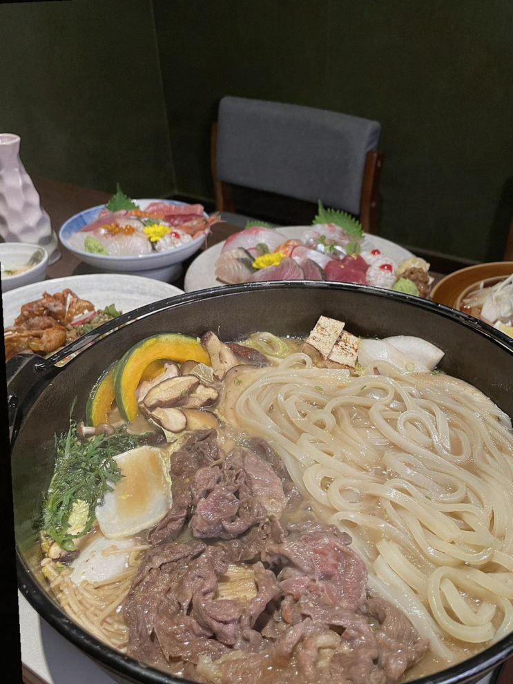  엠오엠, 맛있는 한우 스키야키와 고급스러운 서비스로 특별한 저녁
