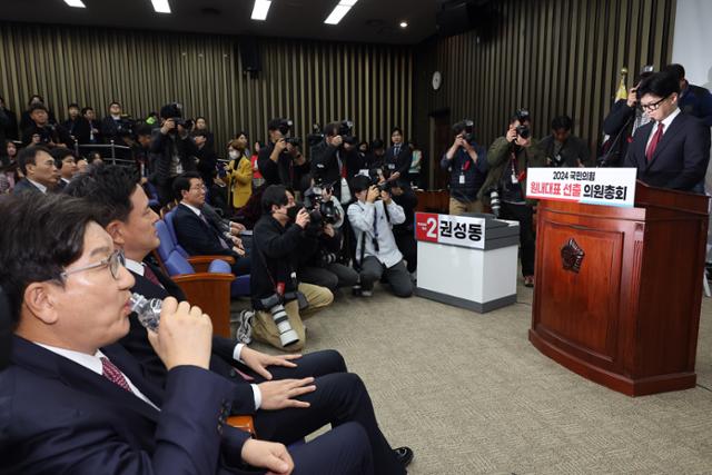 한동훈 곤두박질, 이재명 무소불위… 이르면 4월 조기 대선 한동훈 곤두박질, 이재명 무소불위… 이르면 4월 조기 대선