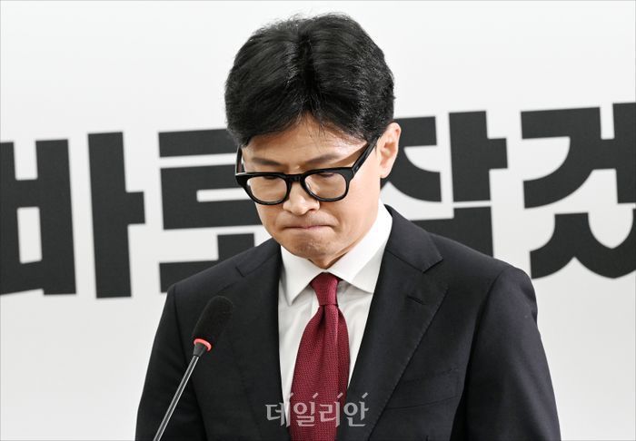 국민의힘 '<b>한동훈</b> 체제' 결국 붕괴…<b>사퇴</b> 거부에 내홍 격화... 